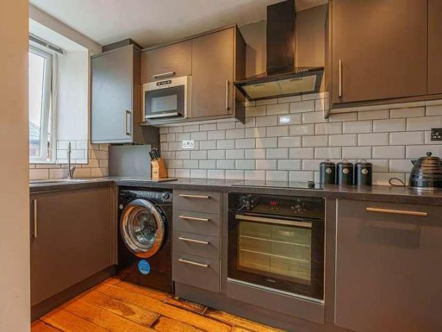 2 bed flat for sale