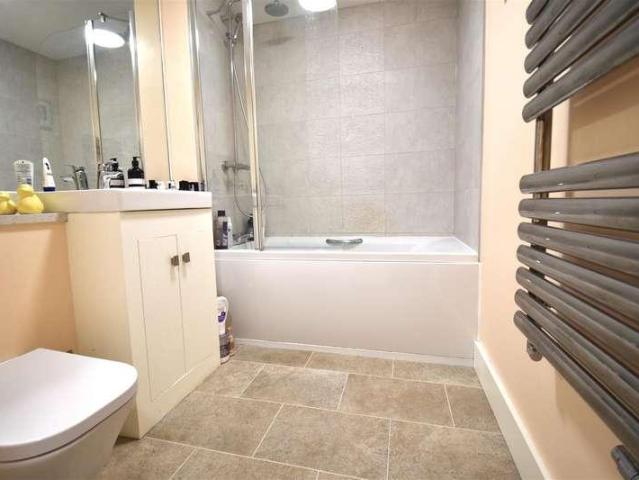 2 bed flat for sale