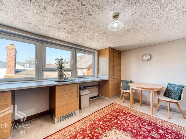2 bed flat for sale