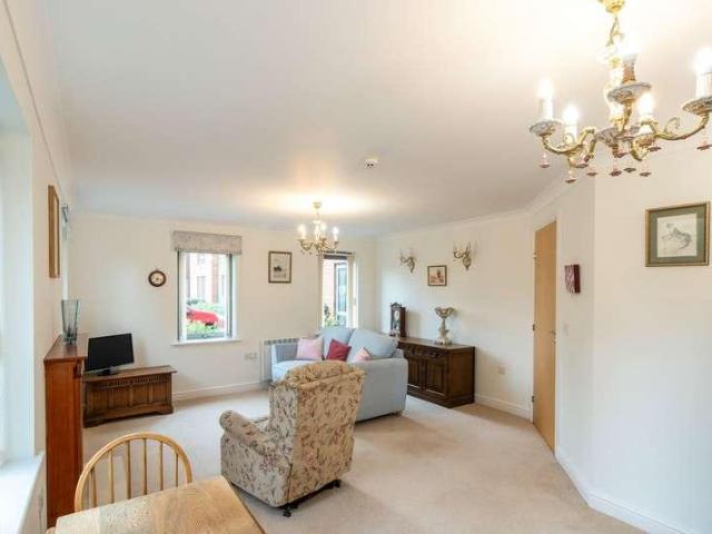 2 bed flat for sale