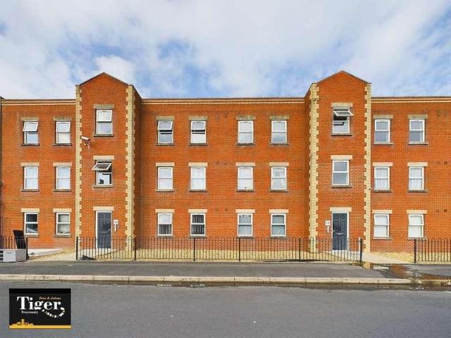 2 bed flat for sale