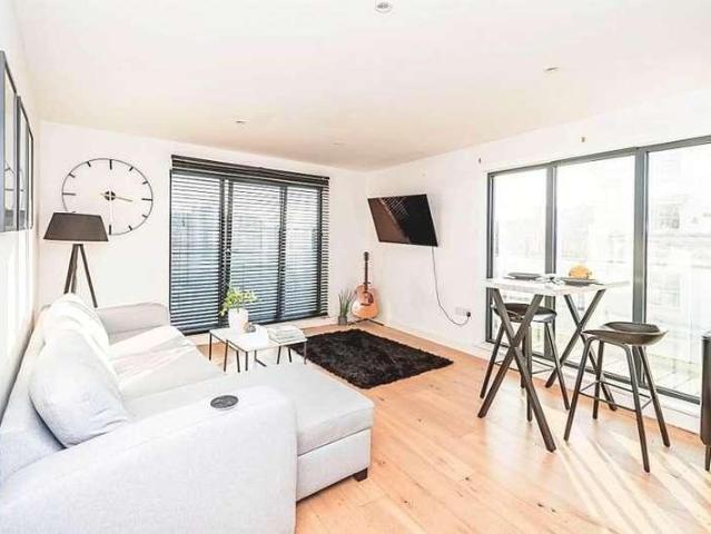 2 bed flat for sale