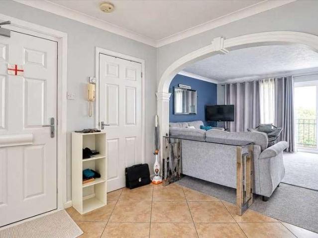2 bed flat for sale
