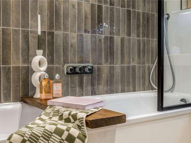 2 bed flat for sale