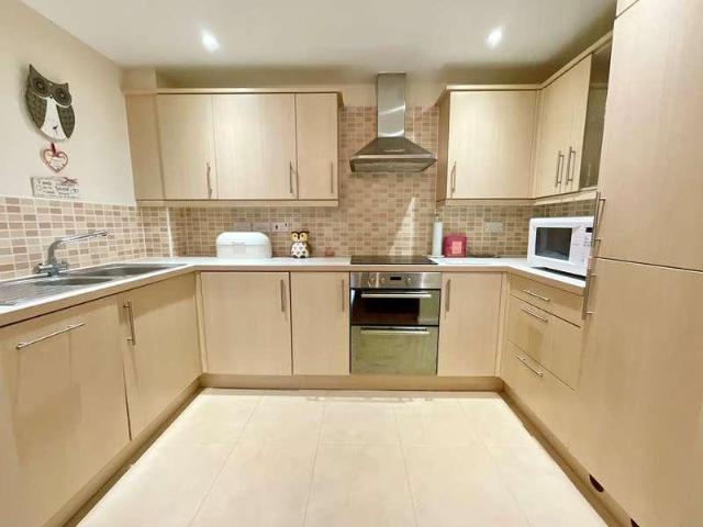 2 bed flat for sale