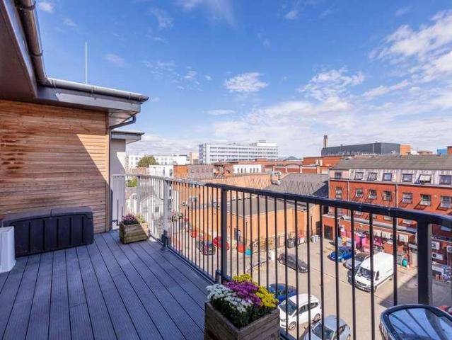 2 bed flat for sale