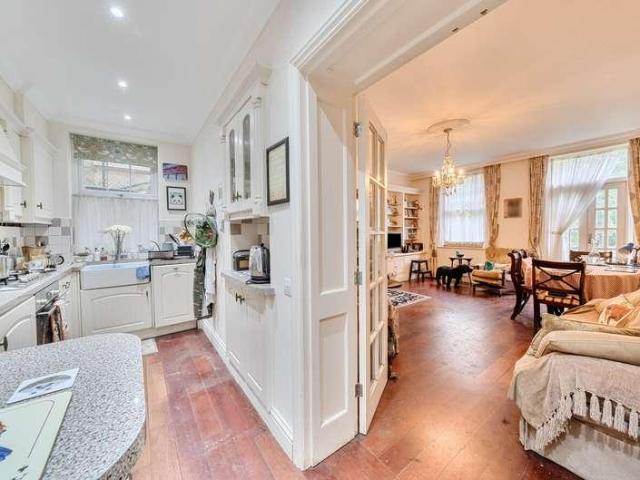 2 bed flat for sale