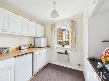 2 bed flat for sale