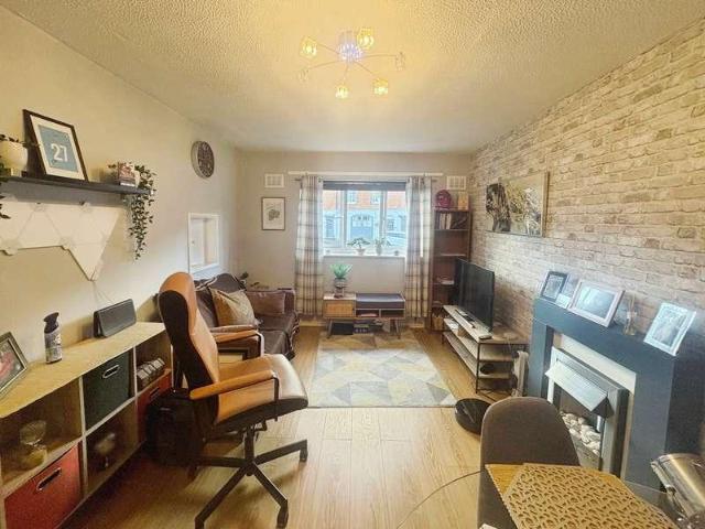 2 bed flat for sale