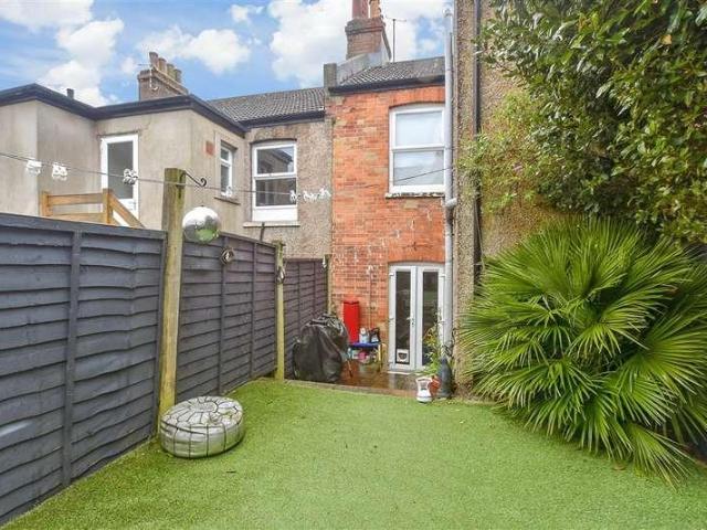 2 bed flat for sale