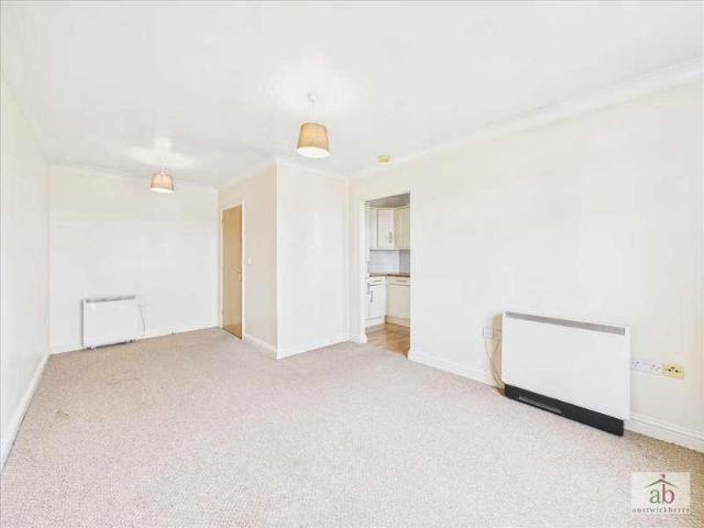 2 bed flat for sale