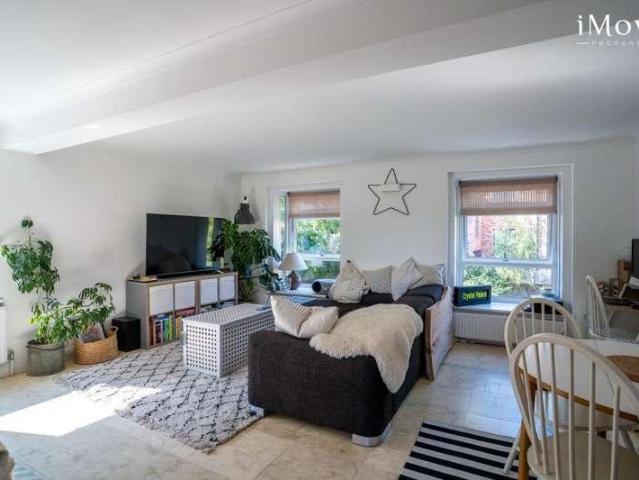 2 bed flat for sale