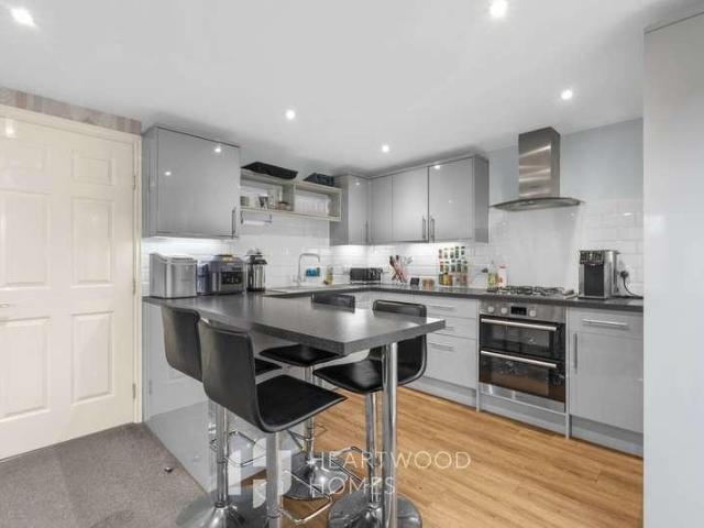 2 bed flat for sale