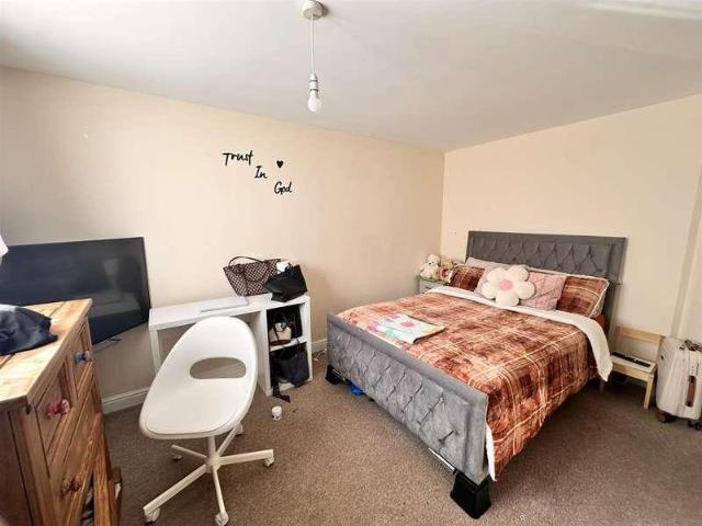 2 bed flat for sale