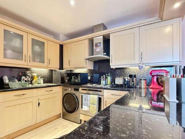 2 bed flat for sale