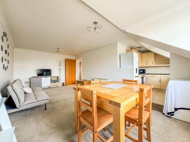 2 bed flat for sale