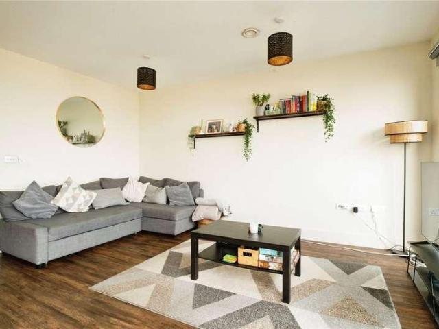 2 bed flat for sale