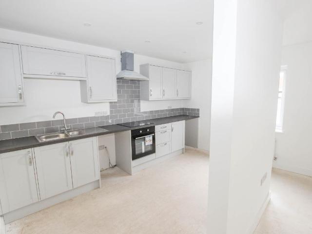2 bed flat for sale
