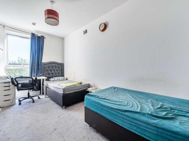 2 bed flat for sale