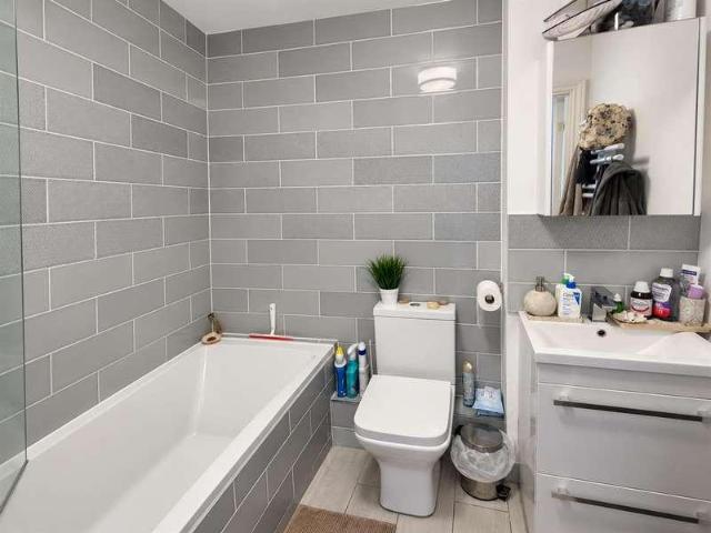 2 bed flat for sale