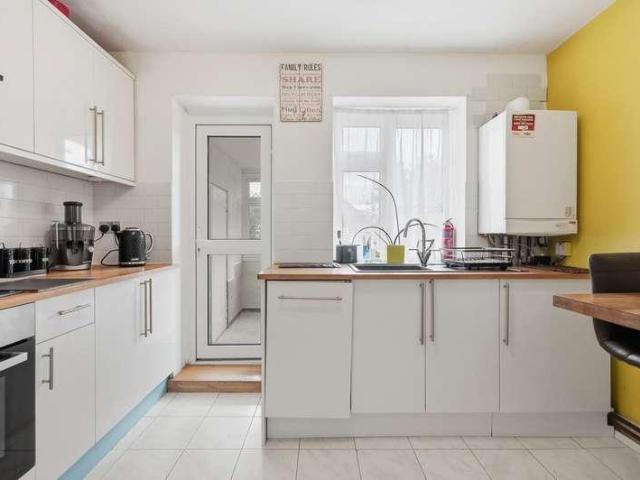 2 bed flat for sale