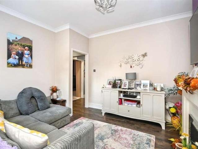 2 bed flat for sale