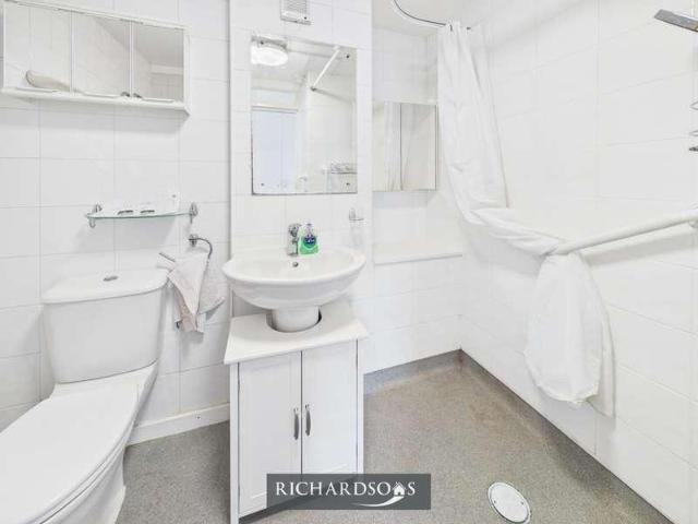 2 bed flat for sale