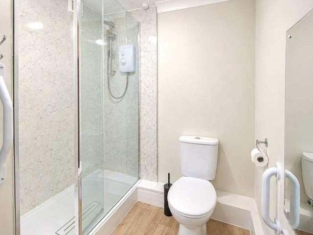 2 bed flat for sale