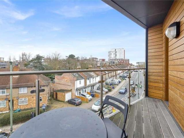 2 bed flat for sale
