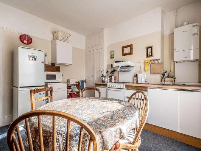 2 bed flat for sale