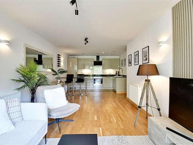 2 bed flat for sale
