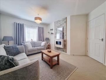 2 bed flat for sale