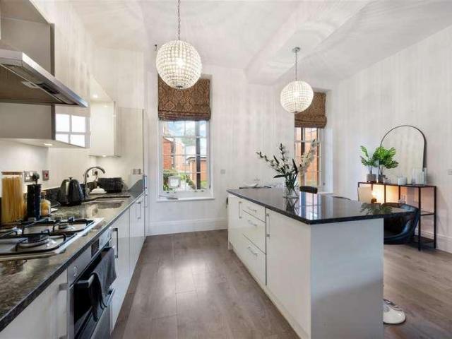 2 bed flat for sale
