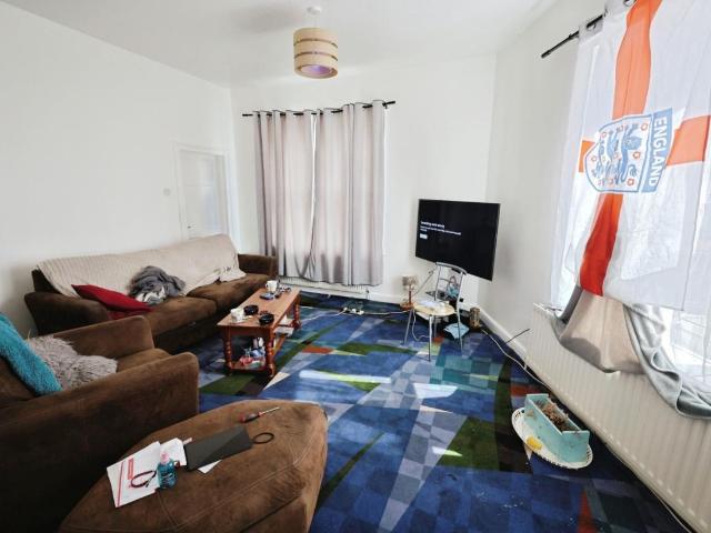 2 bed flat for sale