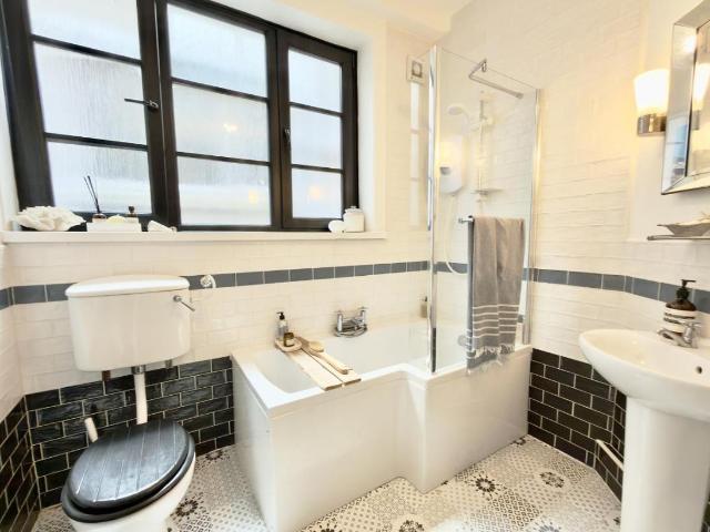 2 bed flat for sale