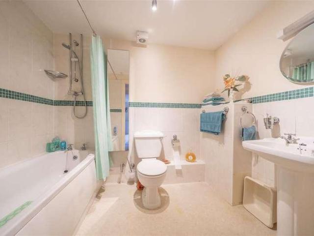 2 bed flat for sale