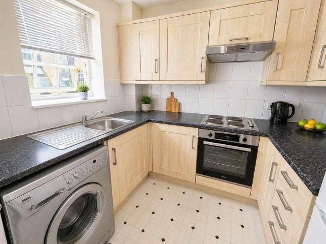 2 bed flat for sale
