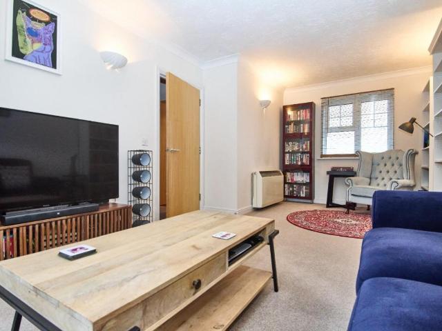 2 bed flat for sale