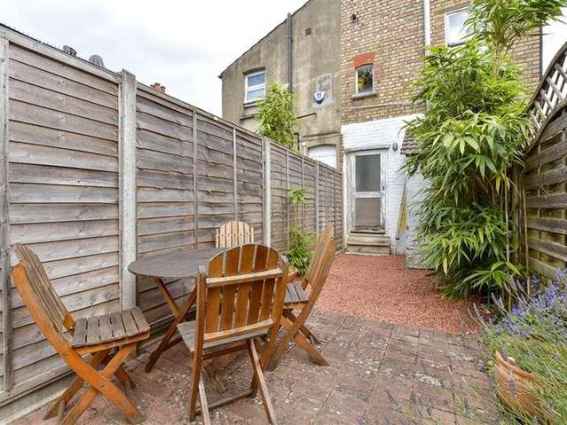 2 bed flat for sale