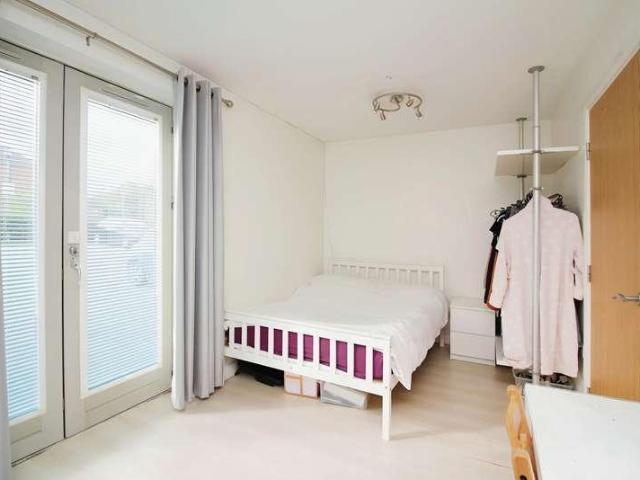 2 bed flat for sale