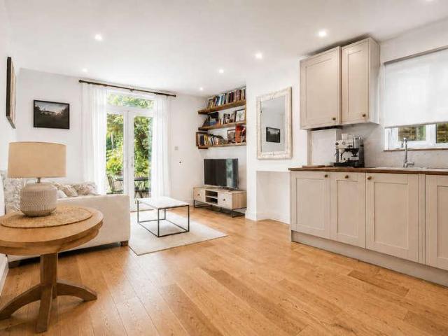 2 bed flat for sale