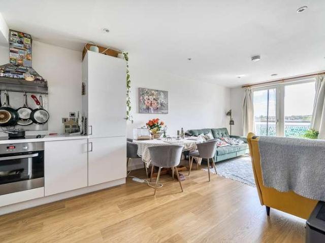 2 bed flat for sale
