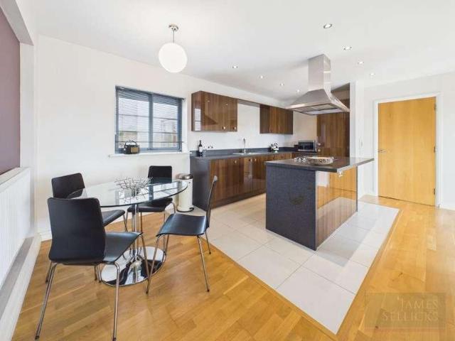 2 bed flat for sale