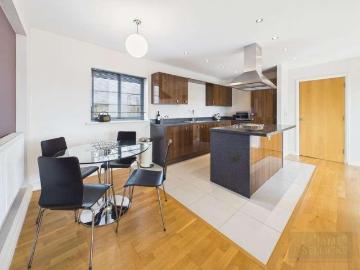 2 bed flat for sale