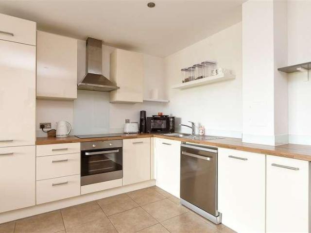 2 bed flat for sale