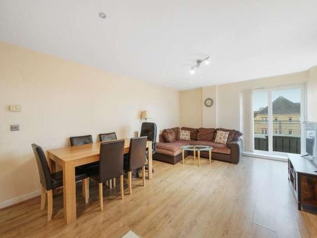 2 bed flat for sale