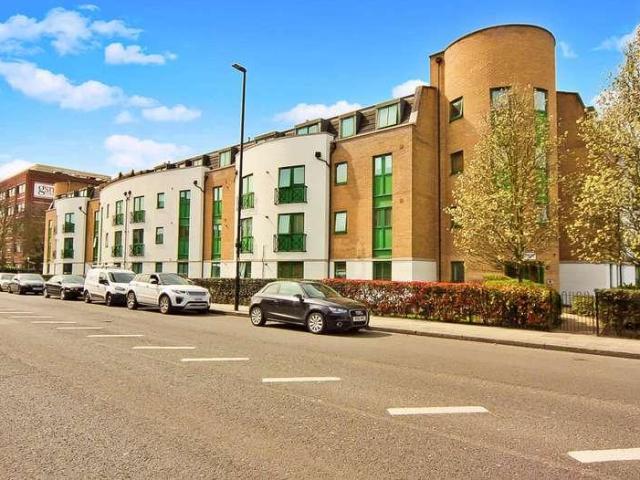 2 bed flat for sale