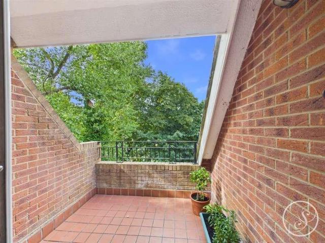 2 bed flat for sale