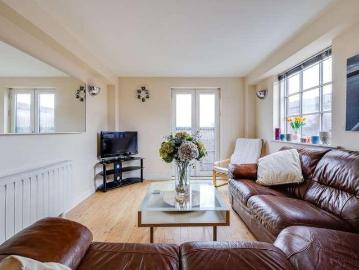 2 bed flat for sale