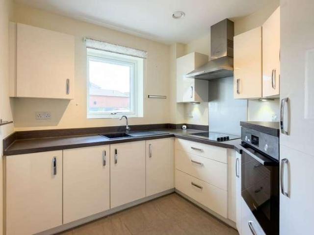 2 bed flat for sale